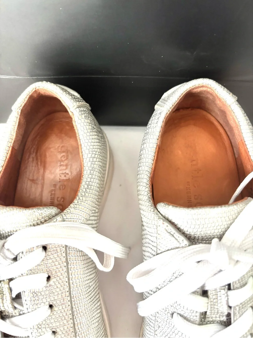 GENTLE SOUL  by Kenneth Cole  platform with silver lace up leather sneakers SZ 7 - Picture 4 of 10